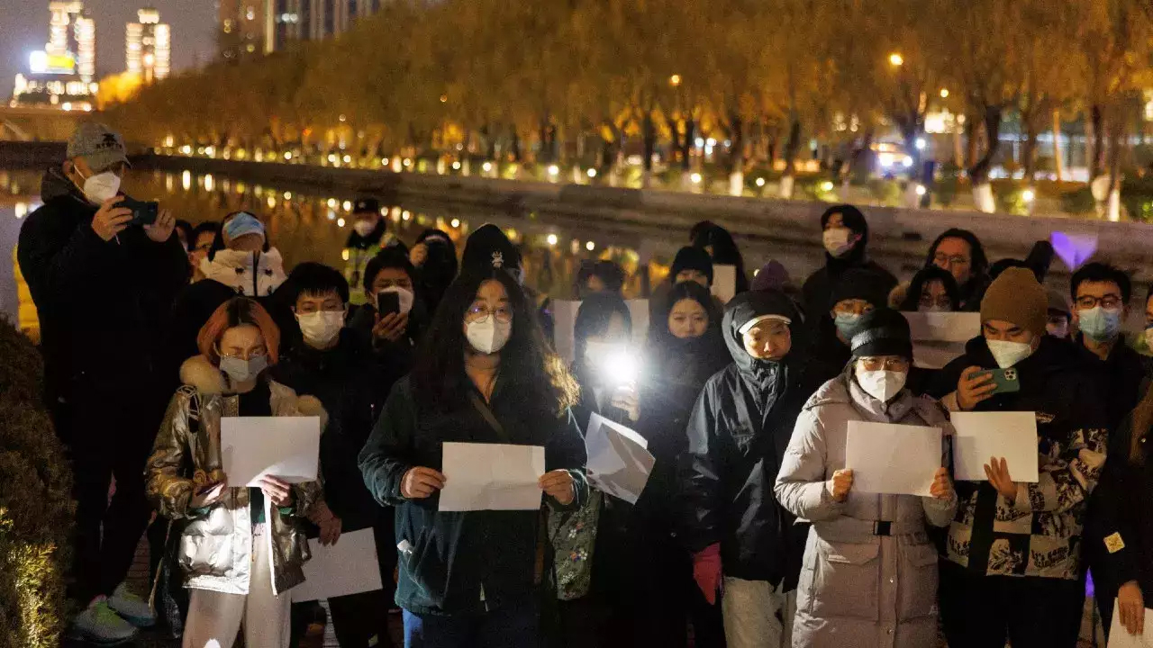 चीन में राष्ट्रपति शी चिनफिंग के कोरोना पाबंदियो के फैसलों के खिलाफ जनता सड़क पर उतर आई  