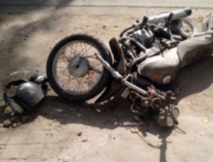 गाजिआबाद के एमएमजी अस्पताल के सामने देर रात नशे में धुत युवकों ने कार से पुलिस की चीता बाइक को टक्कर मार दी