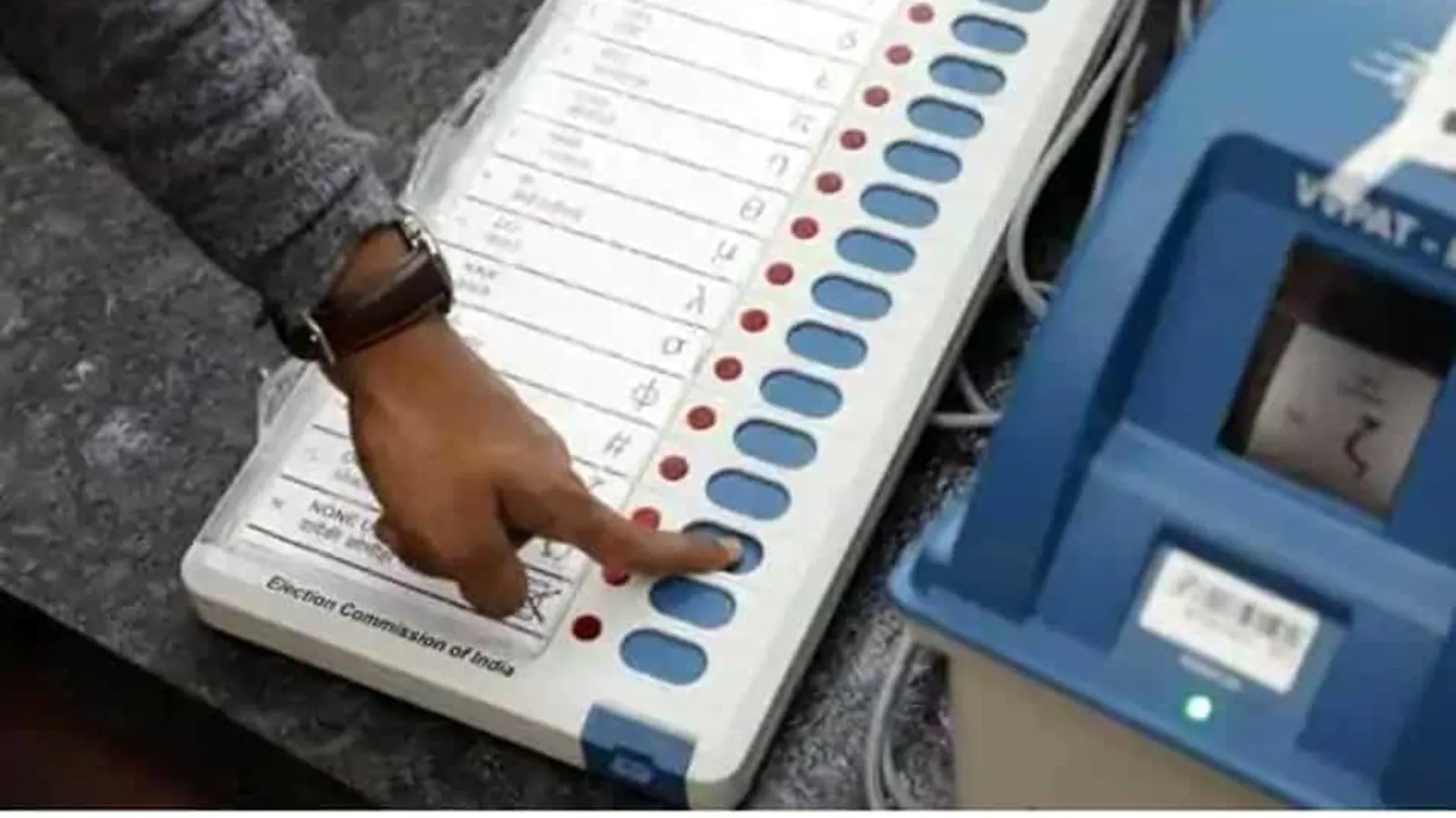 गुजरात में विधानसभा चुनाव की सभी तैयारिया पूरी, आज पोलिंग स्टेशन पर EVM को भेज दिया जायेगा