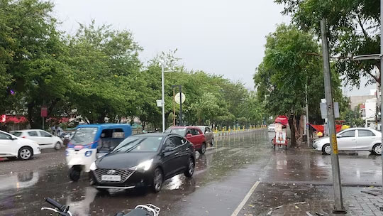 राजधानी लखनऊ में एक बार फिर से मौसम बिगड़ चुका है, सुबह से तेज बारिश 