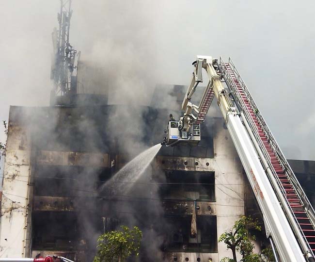  कानपुर के बांसमंडी स्थित चार मंजिला एआर टावर में करीब दो बजे लगी आग, कई दुकानें जलकर राख 