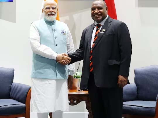 पापुआ न्यू गिनी के प्रधानमंत्री जेम्स मारापे ने पीएम नरेंद्र मोदी की तारीफ करते हुए उनको 