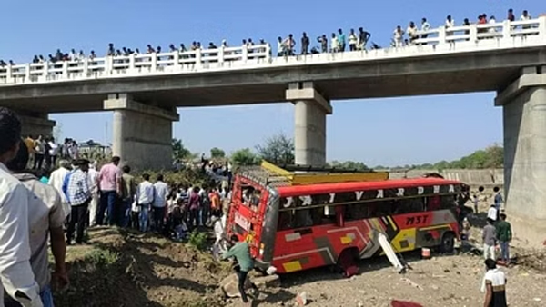  मध्य प्रदेश के खरगोन जिले में यात्रियों से भरी बस पुल से नदी में गिर गई, 15 यात्रियों की मौत