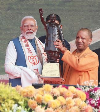  योगी सरकार के नेतृत्व में पीएम मोदी ने लखनऊ में दूसरी बार अटल बिहारी वाजपेयी की प्रतिमा का किया अनावरण