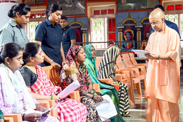 जनता दर्शन में सीएम योगी ने सुनीं समस्याएं, कहा- जरूरतमंद को आवास दिलाएंगे, इलाज भी कराएंगे