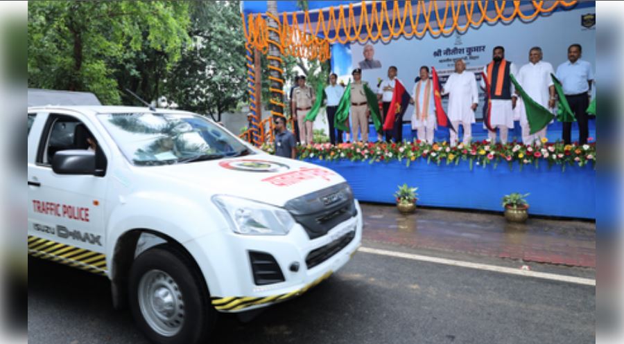 बिहार: सीएम नीतीश ने पुलिस उपाधीक्षक यातायात एवं यातायात थानों के लिए 71 पुलिस वाहनों को हरी झंडी दिखाकर किया रवाना