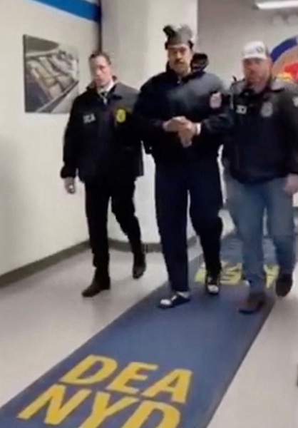  वेनेजुएला के राष्ट्रपति निकोलस मादुरो न्यूयॉर्क पहुंचे, अमेरिकी हिरासत में—सोमवार को कोर्ट में पेशी की संभावना