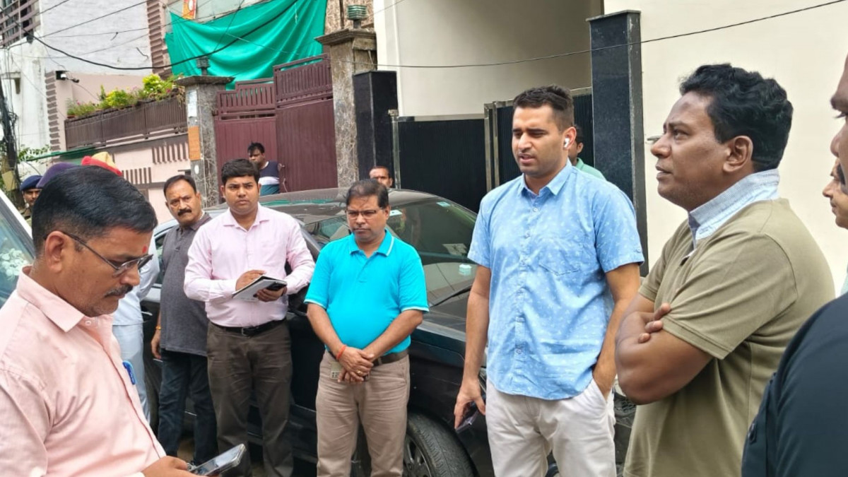 डोर-टू-डोर कचरा संग्रहण में लगी गाड़ियां मिलीं क्षतिग्रस्त, घर घर जाकर नगर आयुक्त ने जाना हाल, पूछा कूड़ा लेने गाड़ी आती है या नहीं
