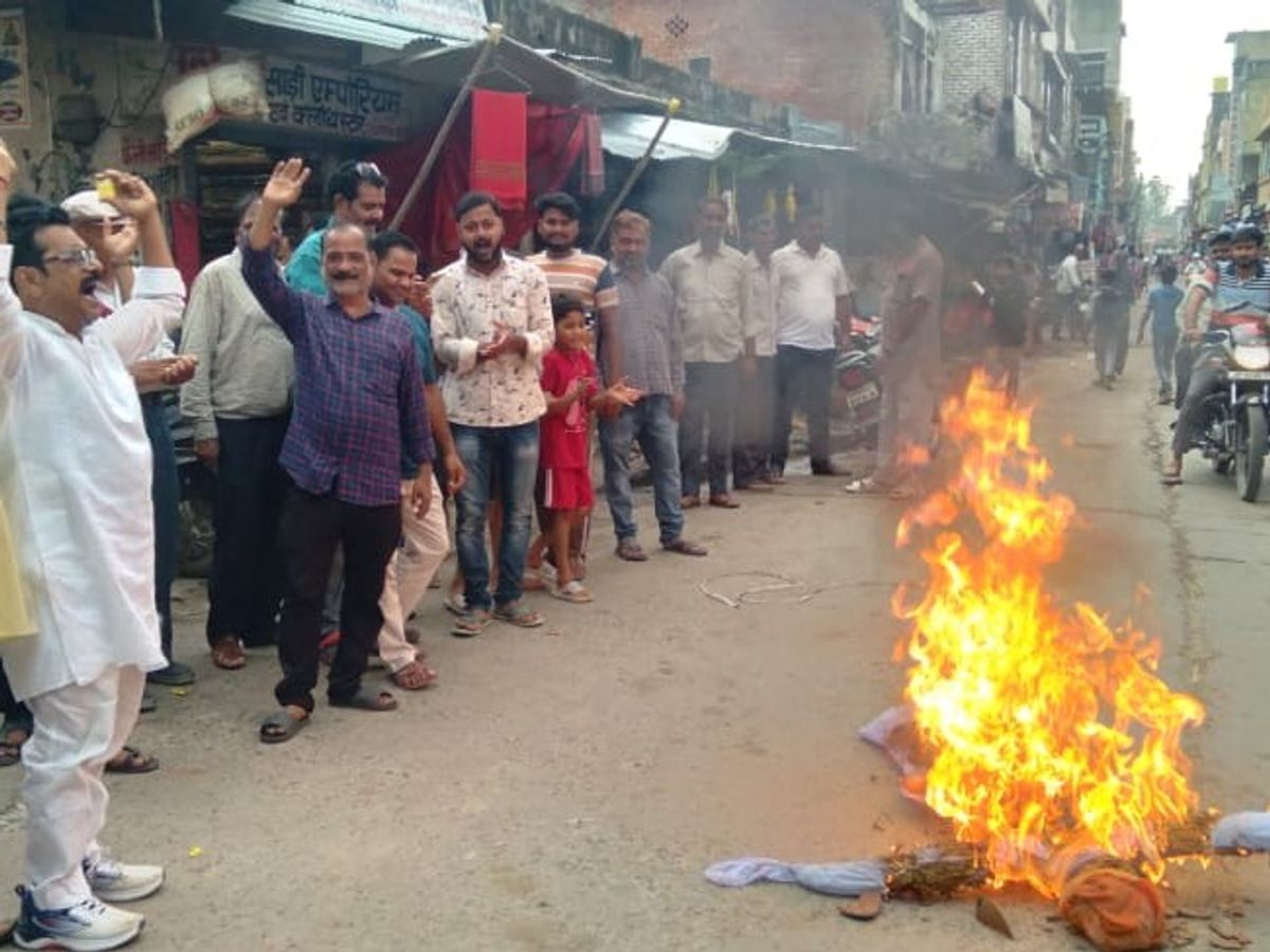 मेरठ: ऊर्जा मंत्री के खिलाफ वैश्य समाज के लोगों का कलक्ट्रेट पर प्रदर्शन 