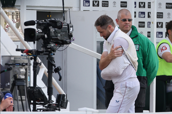  इंग्लैंड को बड़ा झटका, कंधे की चोट के कारण वोक्स पांचवें टेस्ट से हुए बाहर