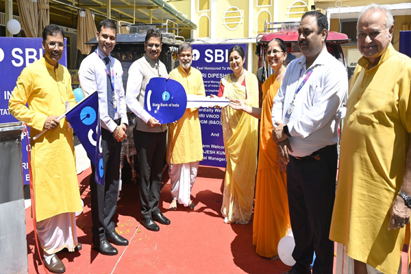 भारतीय स्टेट बैंक ने शांतिकुंज को भेंट की ई रिक्शा