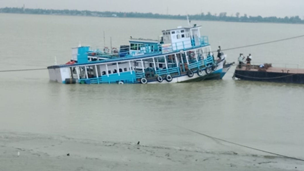  हल्दिया के कुकड़ाहाटी घाट पर बड़ा हादसा टला : फर्श फटने से पैसेंजर लांच पानी में डूबी, 50 यात्री बाल-बाल बचे