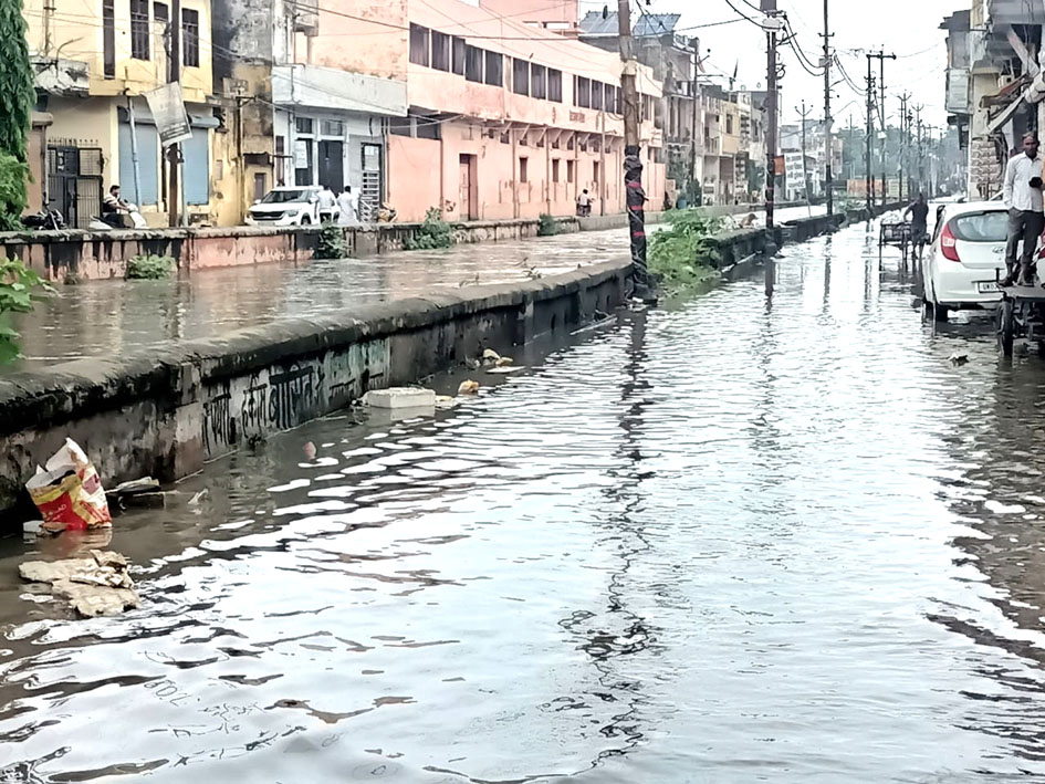पावधोई व ढमोला नदी का तेजी से बढ़ा जलस्तर, दहशत व्याप्त