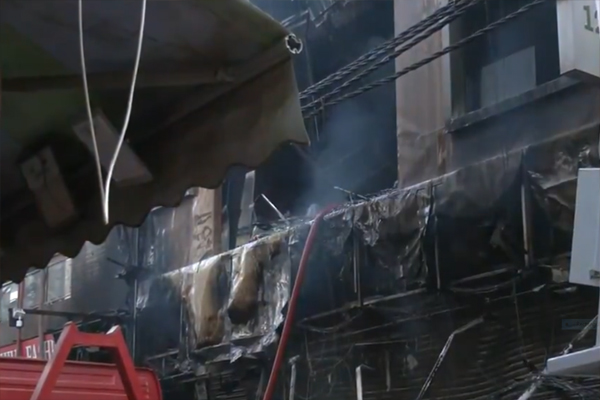 दिल्ली के पालम में चार मंजिला इमारत में भीषण आग, 6 की मौत, 25 दमकल गाड़ियों ने बुझाई आग