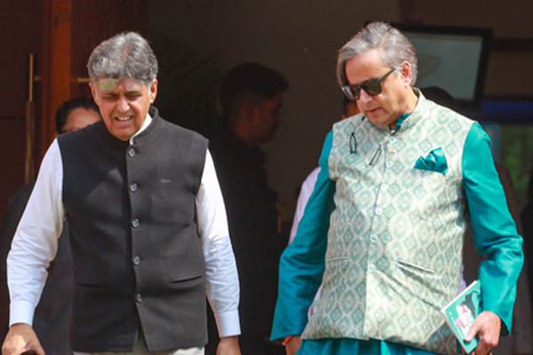 कांग्रेस में मतभेद, शशि थरूर और मनीष तिवारी ने पश्चिम एशिया नीति पर केंद्र का किया समर्थन